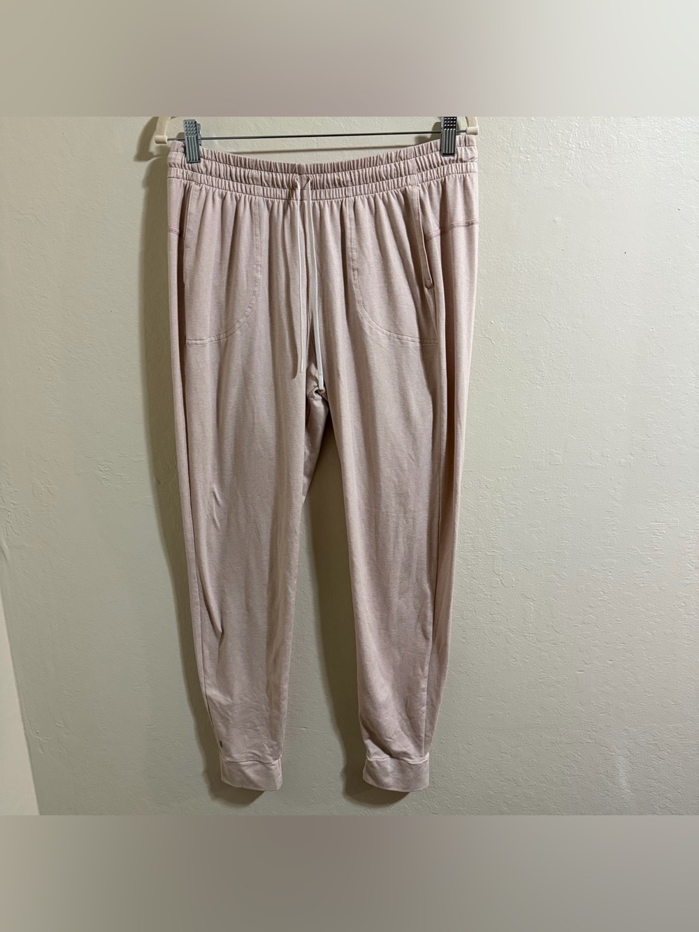 NOBULL Performance Joggers  M mauve/light clay color signature logo on the back